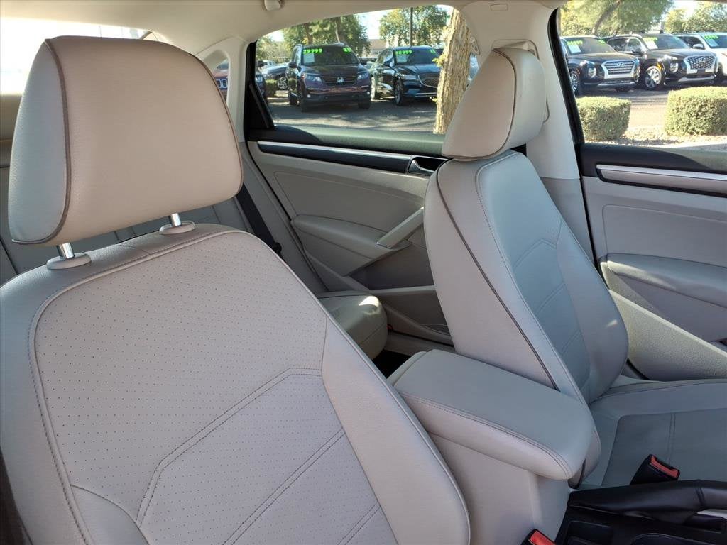 2017 Volkswagen Passat R-Line w/Comfort Pkg