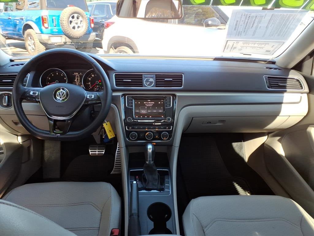 2017 Volkswagen Passat R-Line w/Comfort Pkg