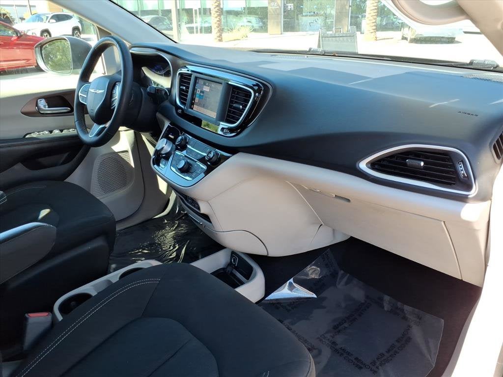 2022 Chrysler Voyager LX