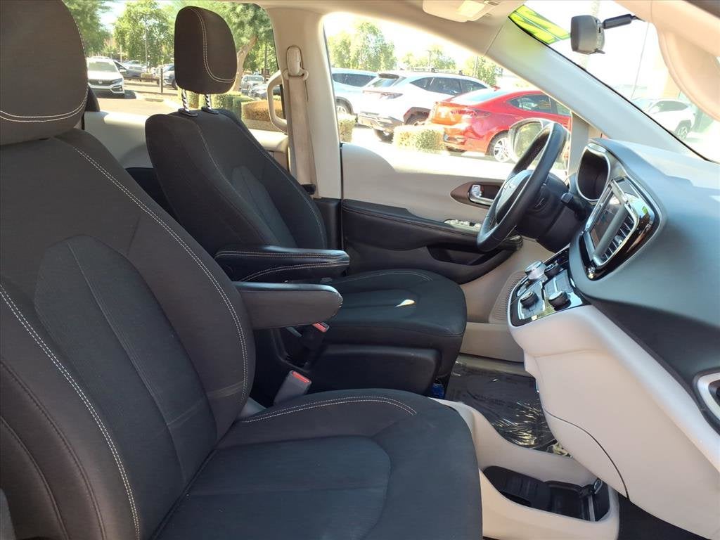 2022 Chrysler Voyager LX