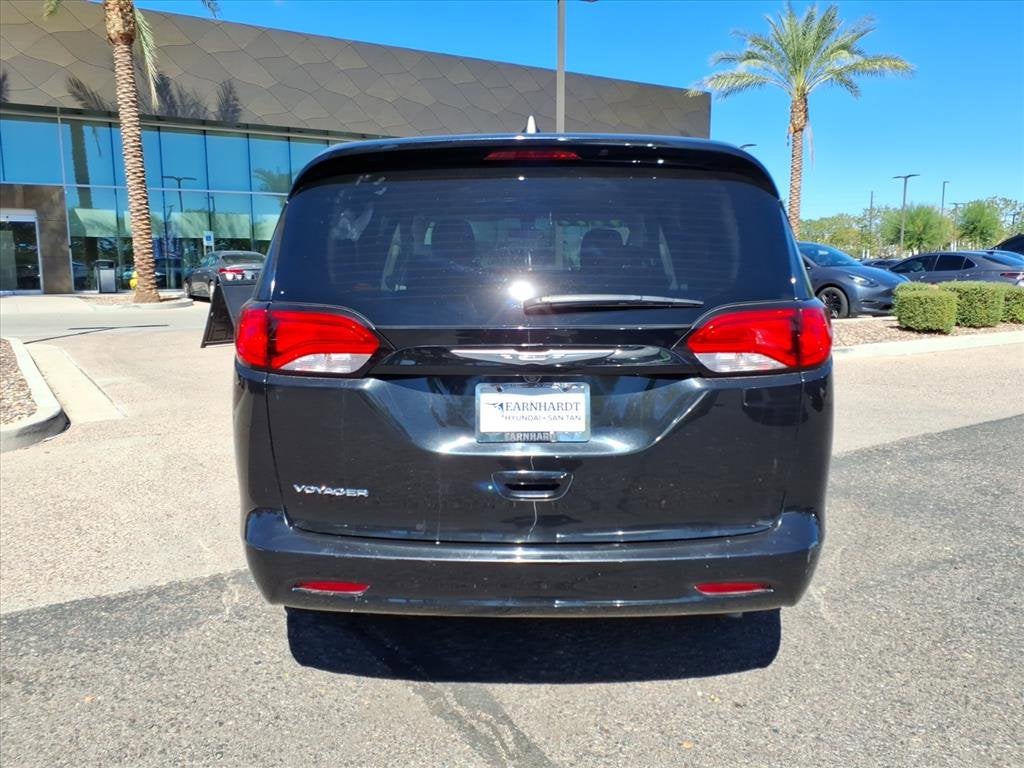 2022 Chrysler Voyager LX