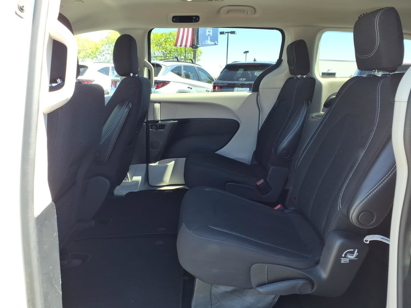 2023 Chrysler Voyager LX