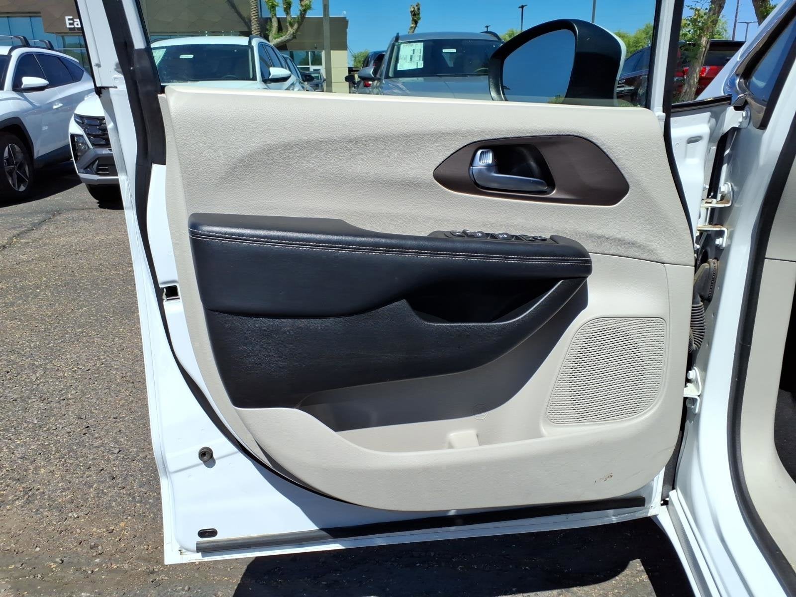 2023 Chrysler Voyager LX