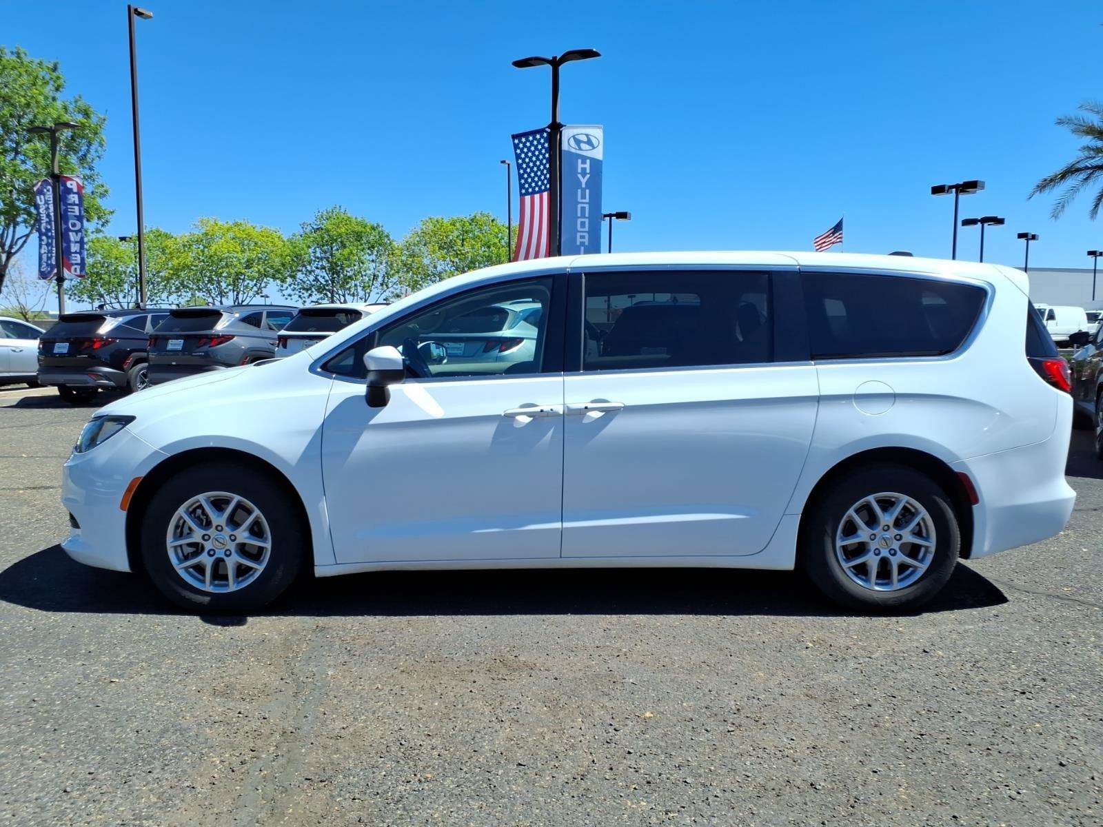 2023 Chrysler Voyager LX