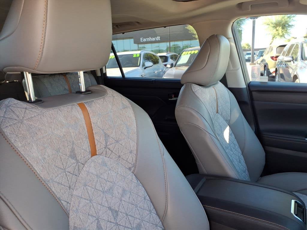 2022 Toyota Highlander Hybrid Bronze Edition