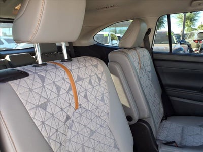 2022 Toyota Highlander Hybrid Bronze Edition