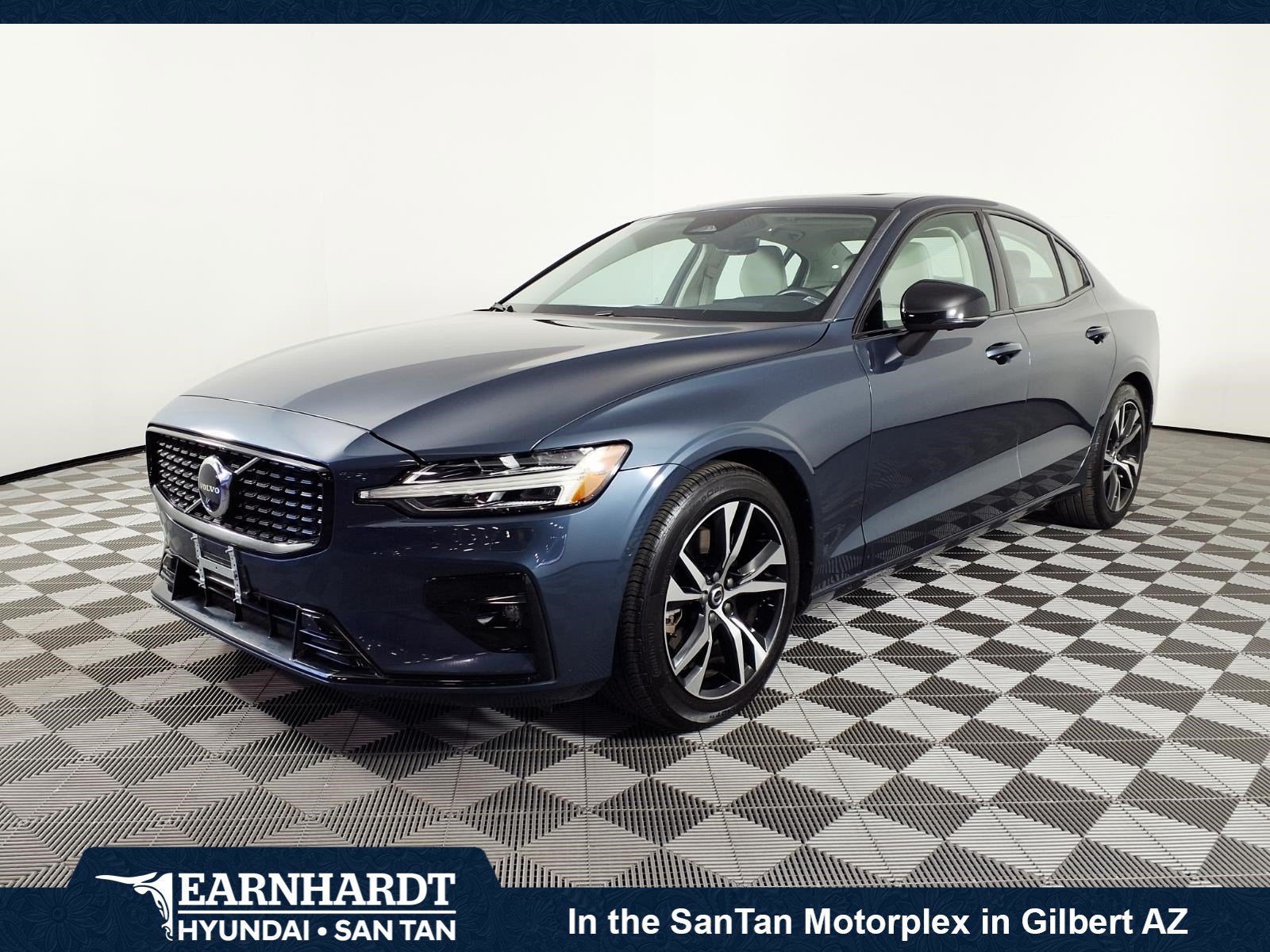 2024 Volvo S60 Plus Dark Theme