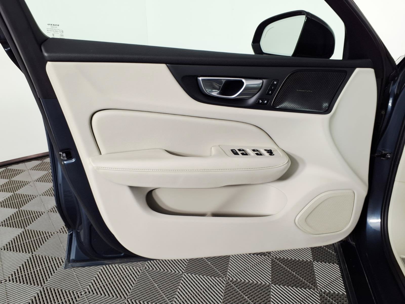 2024 Volvo S60 Plus Dark Theme