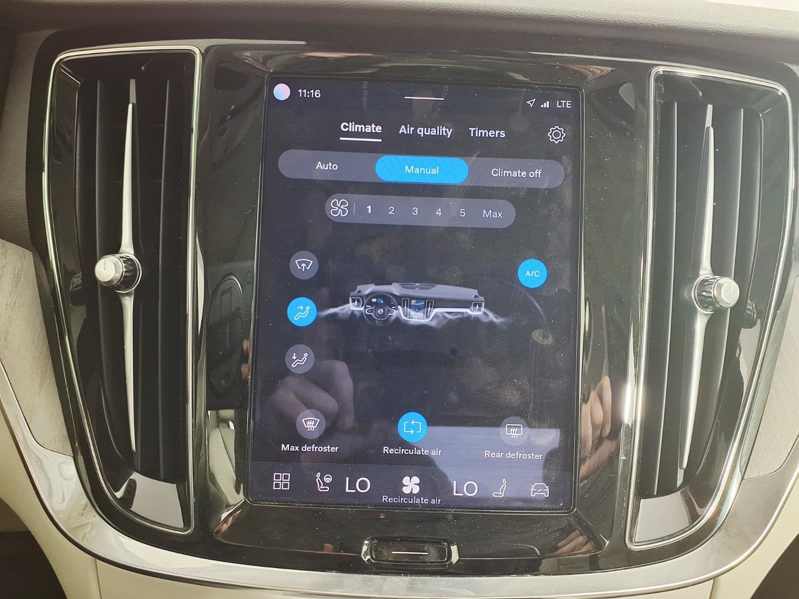 2024 Volvo S60 Plus Dark Theme