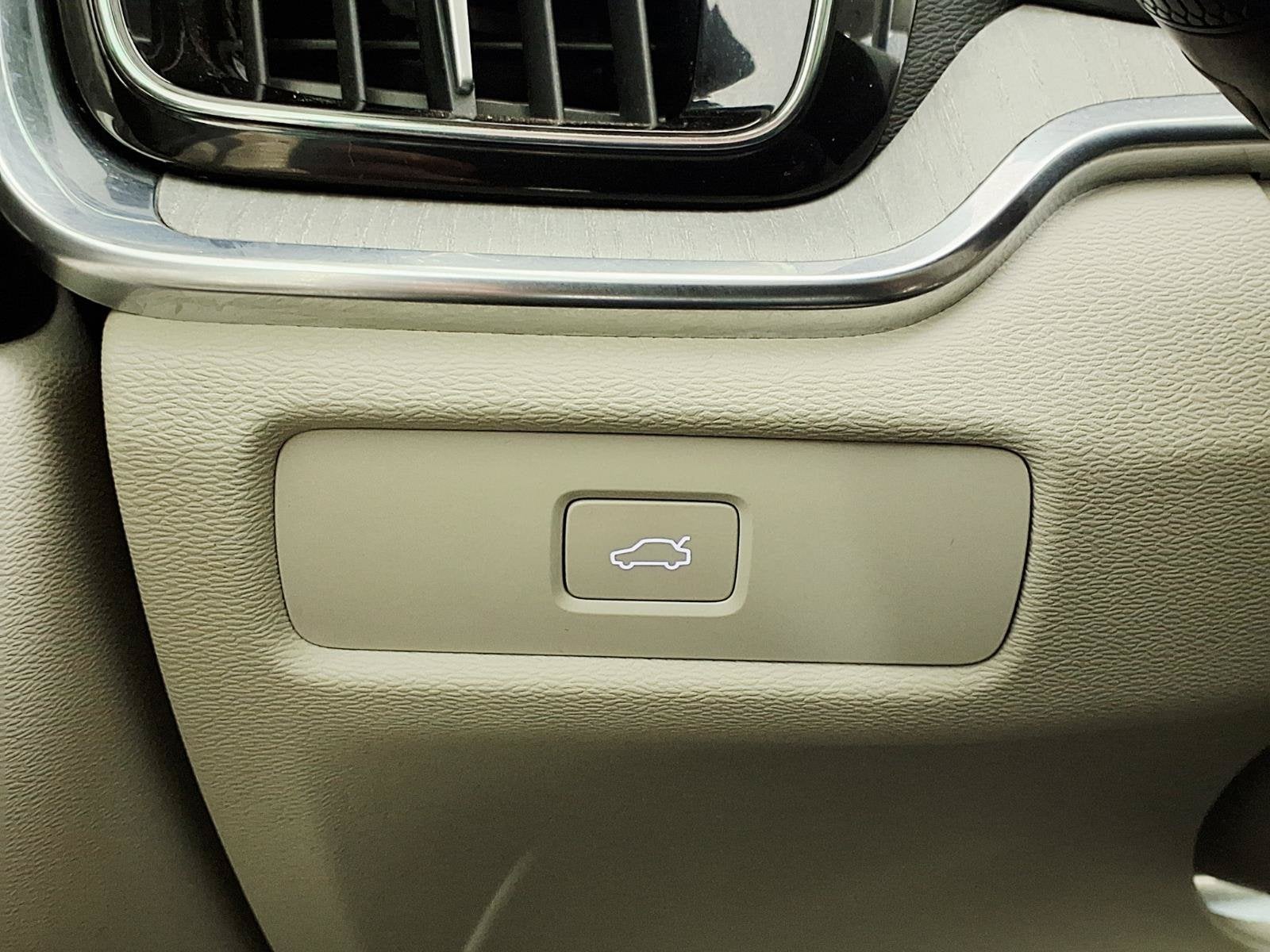 2024 Volvo S60 Plus Dark Theme