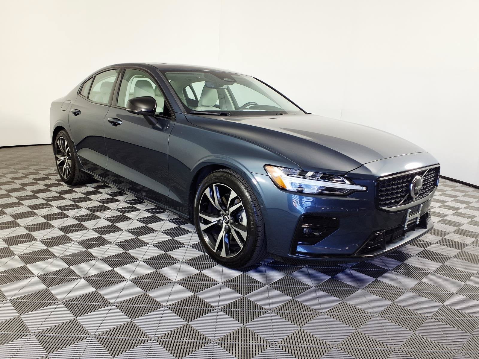 2024 Volvo S60 Plus Dark Theme