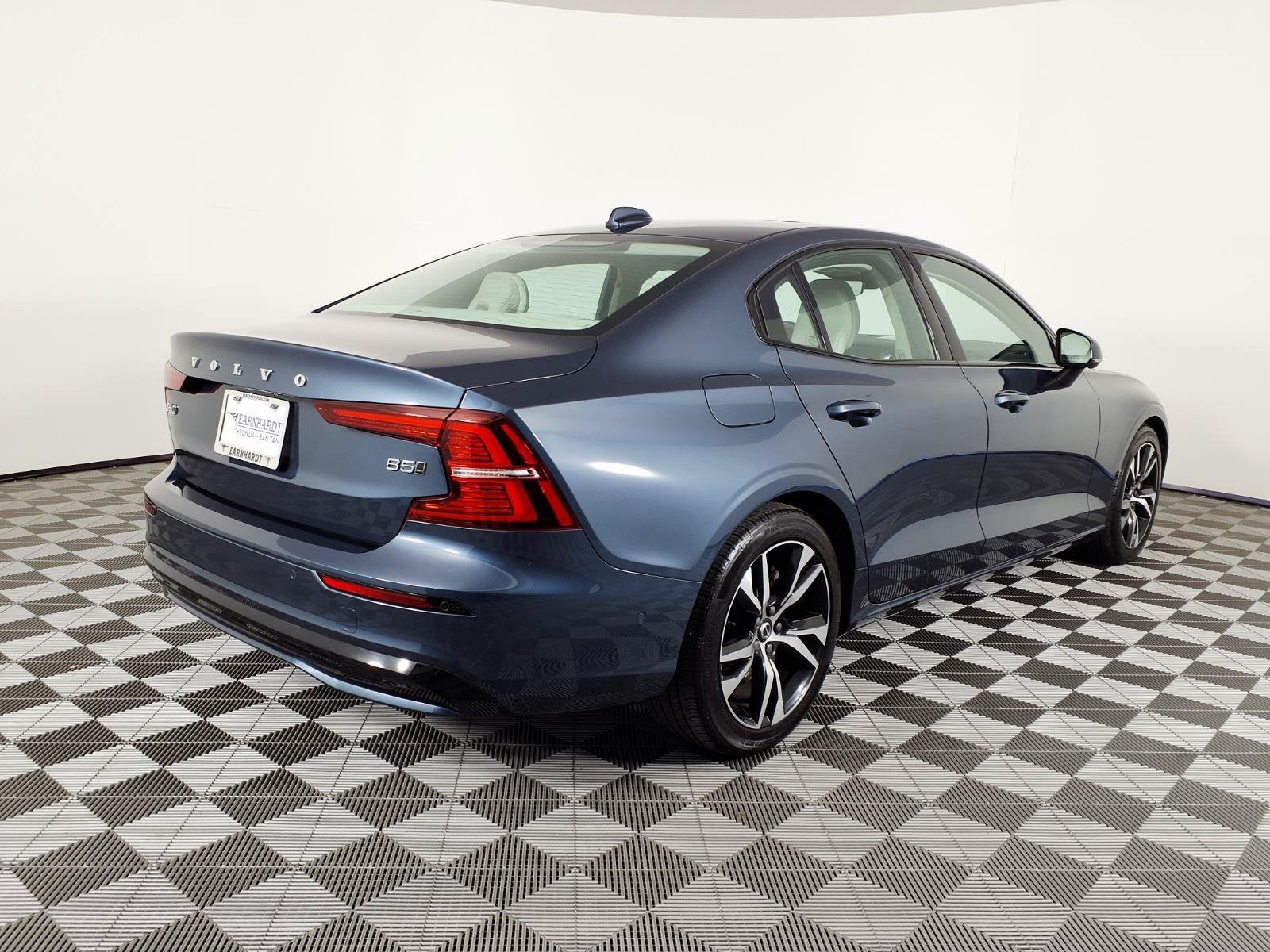 2024 Volvo S60 Plus Dark Theme