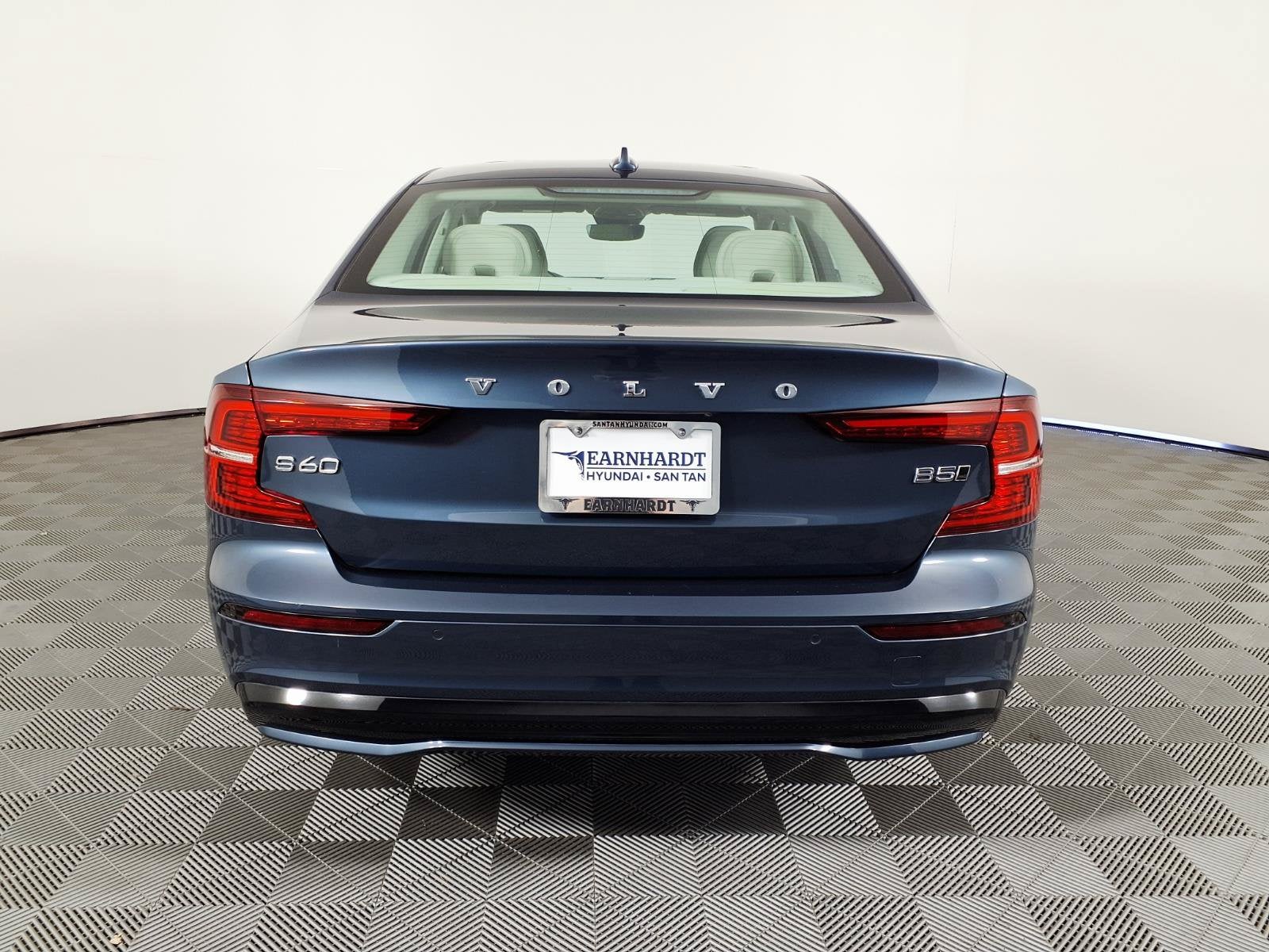 2024 Volvo S60 Plus Dark Theme