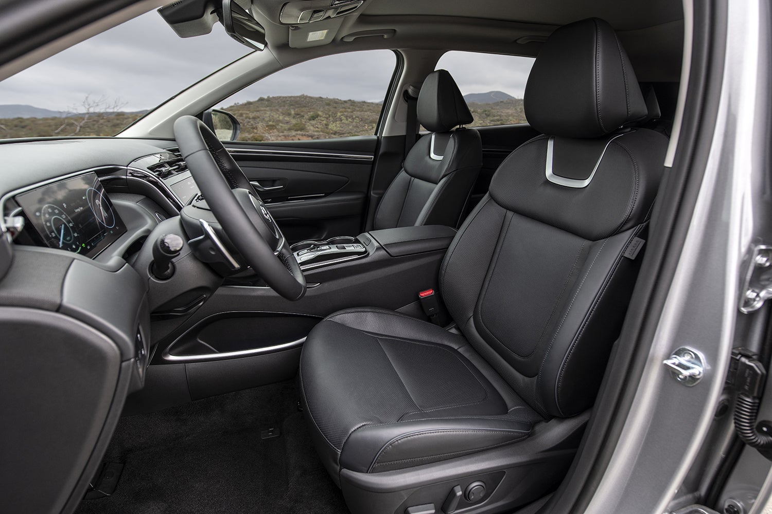 Interior view of the 2023 Hyundai Tucson Hybrid